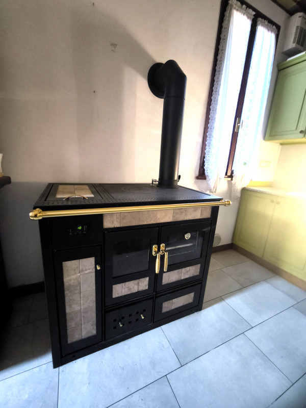 Scoprite questa affascinante casa singola terratetto situata nel cuore del quartiere Montà di Pad...