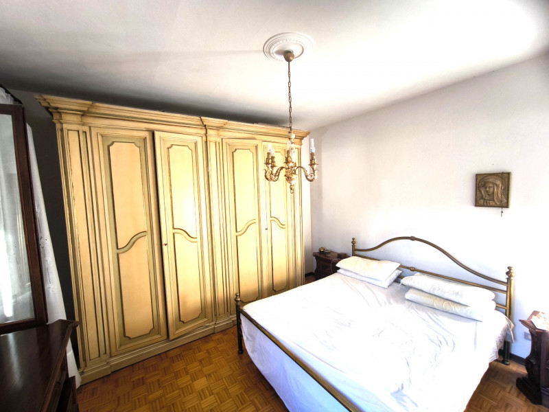 Scoprite questa affascinante casa singola terratetto situata nel cuore del quartiere Montà di Pad...