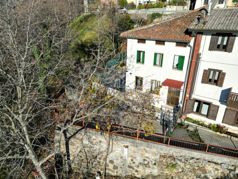SCHIO - Tretto: Immersa nel verde, CASA A SCHIERA DI TESTA servita da giardino esclusivo e garage...