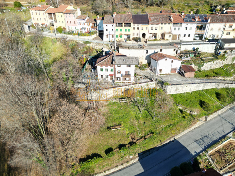 SCHIO - Tretto: Immersa nel verde, CASA A SCHIERA DI TESTA servita da giardino esclusivo e garage...