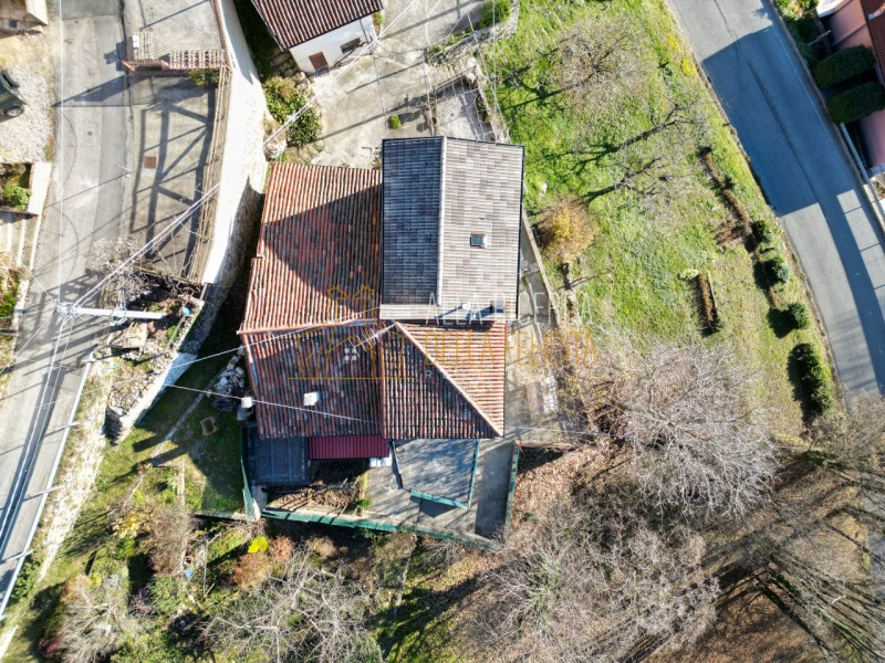 SCHIO - Tretto: Immersa nel verde, CASA A SCHIERA DI TESTA servita da giardino esclusivo e garage...