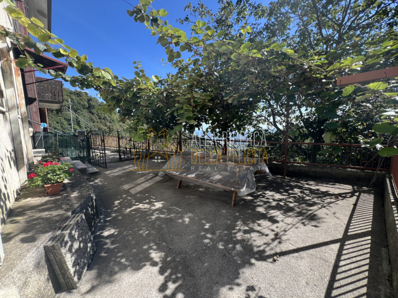 SCHIO - Tretto: Immersa nel verde, CASA A SCHIERA DI TESTA servita da giardino esclusivo e garage...