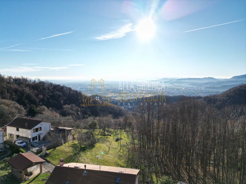 SCHIO - Tretto: Immersa nel verde, CASA A SCHIERA DI TESTA servita da giardino esclusivo e garage...