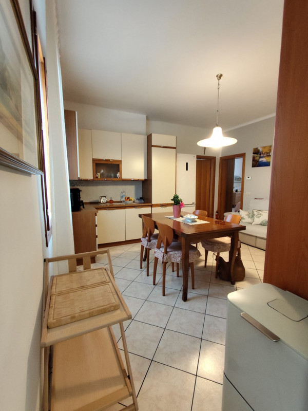 Comodo ai servizi, vendesi spazioso appartamento bicamere con due camere matrimoniali, cucinotto ...