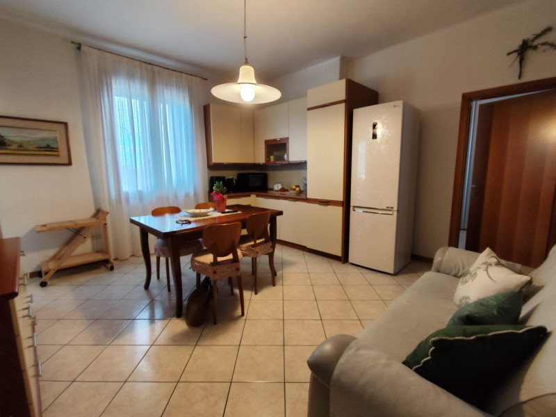 Comodo ai servizi, vendesi spazioso appartamento bicamere con due camere matrimoniali, cucinotto ...