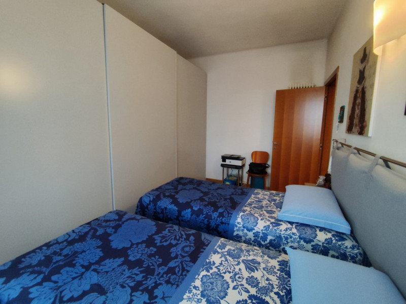 Comodo ai servizi, vendesi spazioso appartamento bicamere con due camere matrimoniali, cucinotto ...