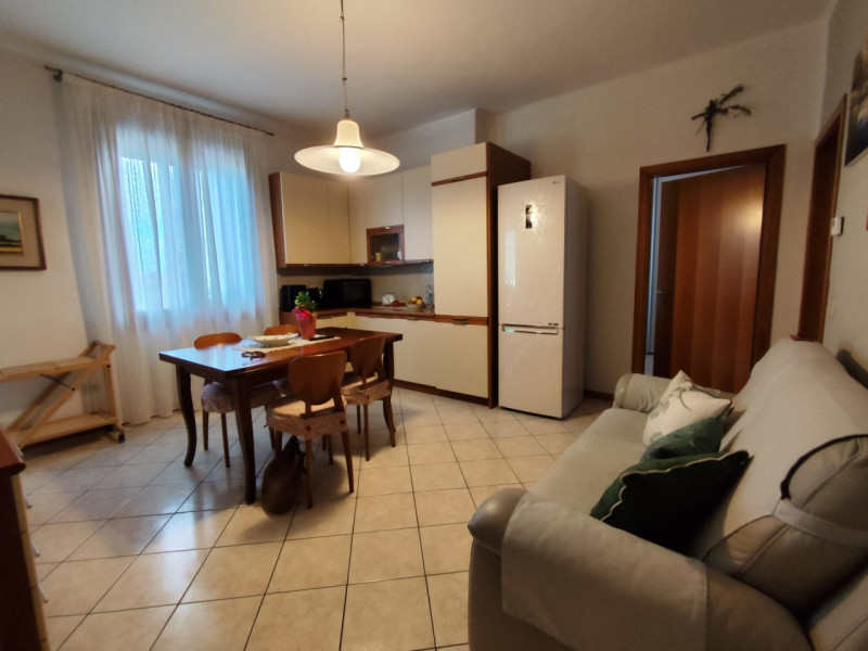 Comodo ai servizi, vendesi spazioso appartamento bicamere con due camere matrimoniali, cucinotto ...