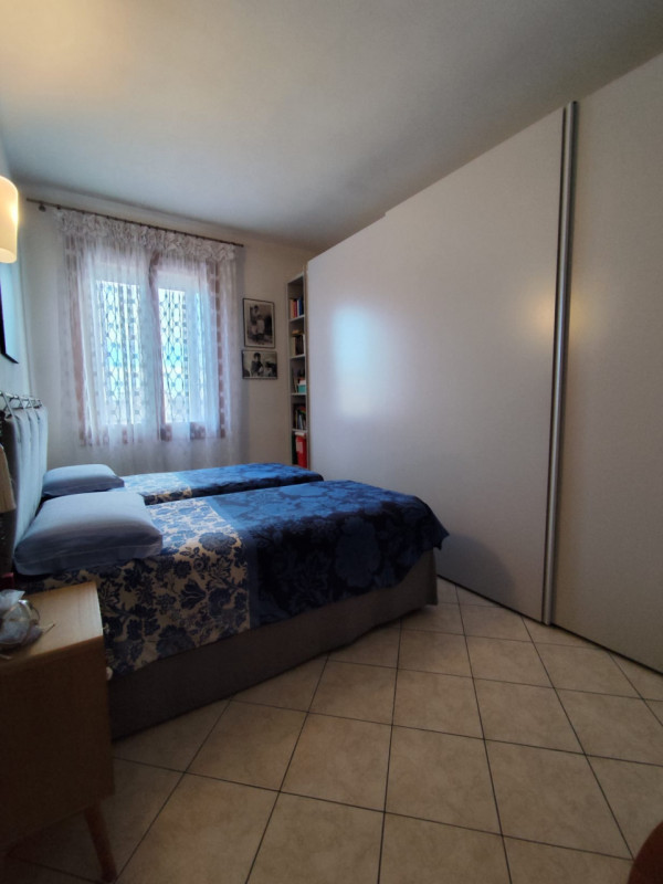 Comodo ai servizi, vendesi spazioso appartamento bicamere con due camere matrimoniali, cucinotto ...