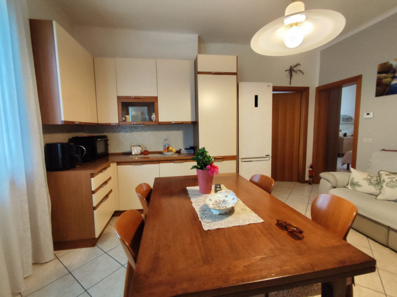 Comodo ai servizi, vendesi spazioso appartamento bicamere con due camere matrimoniali, cucinotto ...