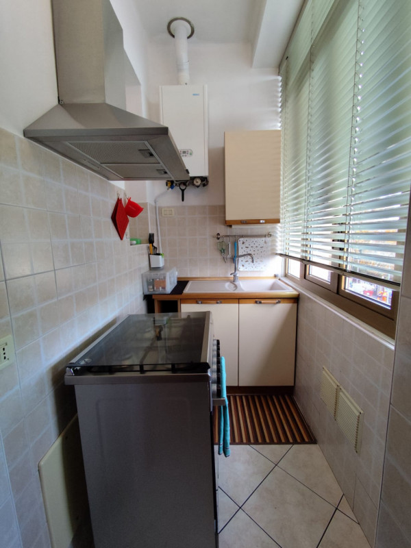 Comodo ai servizi, vendesi spazioso appartamento bicamere con due camere matrimoniali, cucinotto ...