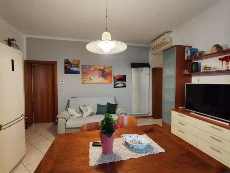 Comodo ai servizi, vendesi spazioso appartamento bicamere con due camere matrimoniali, cucinotto ...