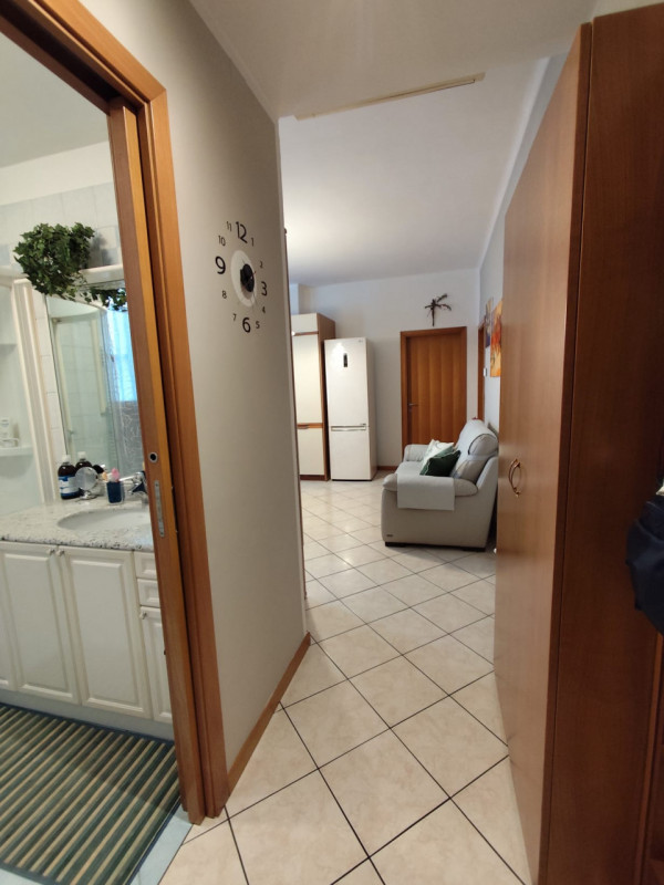 Comodo ai servizi, vendesi spazioso appartamento bicamere con due camere matrimoniali, cucinotto ...