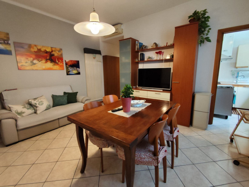 Comodo ai servizi, vendesi spazioso appartamento bicamere con due camere matrimoniali, cucinotto ...