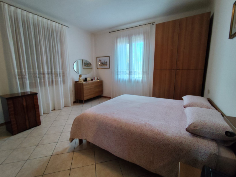 Comodo ai servizi, vendesi spazioso appartamento bicamere con due camere matrimoniali, cucinotto ...