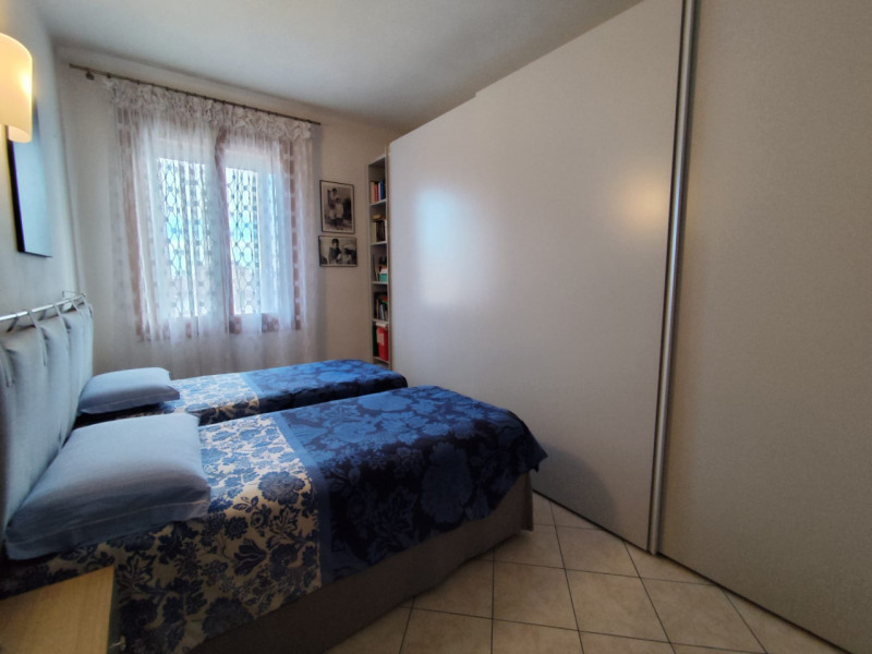 Comodo ai servizi, vendesi spazioso appartamento bicamere con due camere matrimoniali, cucinotto ...