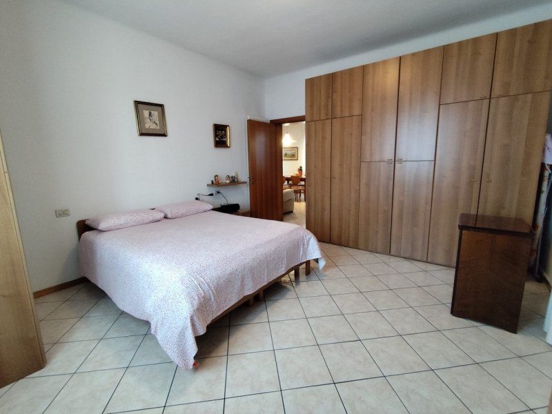 Comodo ai servizi, vendesi spazioso appartamento bicamere con due camere matrimoniali, cucinotto ...