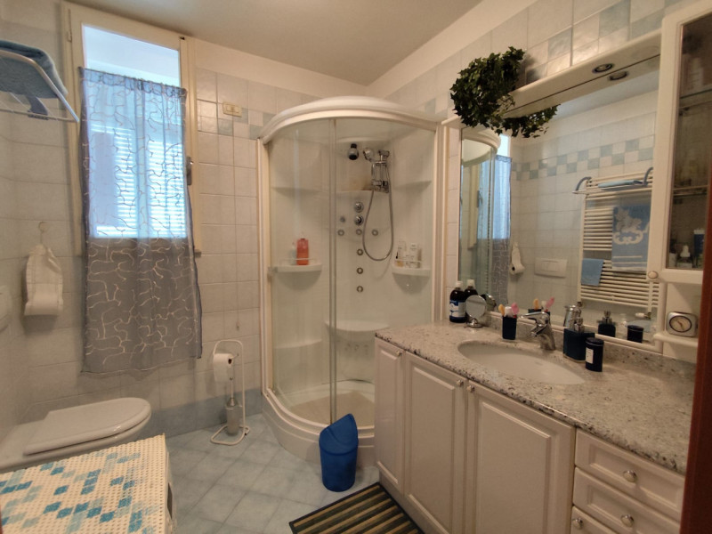 Comodo ai servizi, vendesi spazioso appartamento bicamere con due camere matrimoniali, cucinotto ...