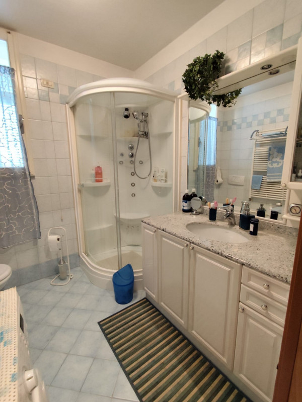 Comodo ai servizi, vendesi spazioso appartamento bicamere con due camere matrimoniali, cucinotto ...