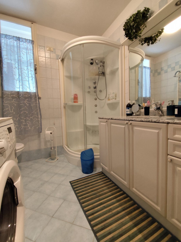 Comodo ai servizi, vendesi spazioso appartamento bicamere con due camere matrimoniali, cucinotto ...