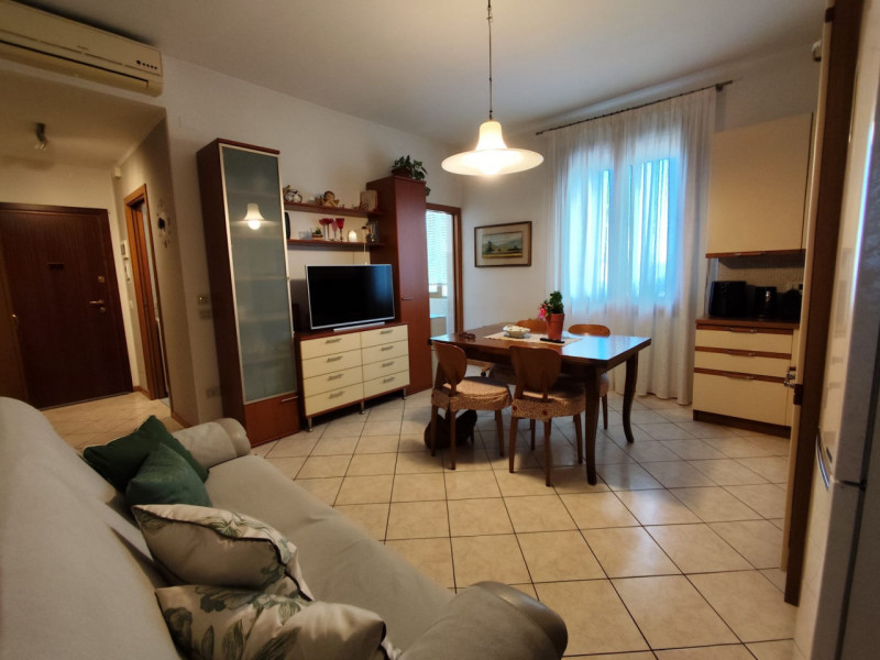 Comodo ai servizi, vendesi spazioso appartamento bicamere con due camere matrimoniali, cucinotto ...