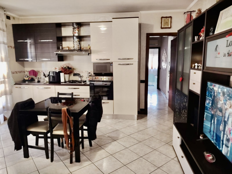 (Per INFO 3316190143) Scopri questo affascinante appartamento trilocale situato nel centro di San...