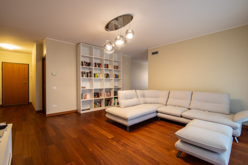 A due passi dal centro di Abano Terme proponiamo in vendita un appartamento duplex elegante e cur...