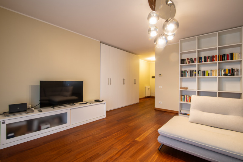 A due passi dal centro di Abano Terme proponiamo in vendita un appartamento duplex elegante e cur...