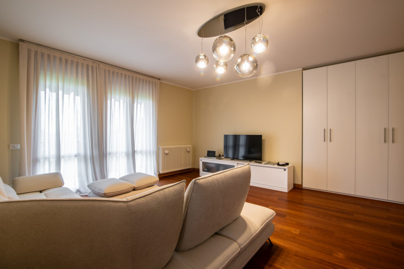 A due passi dal centro di Abano Terme proponiamo in vendita un appartamento duplex elegante e cur...