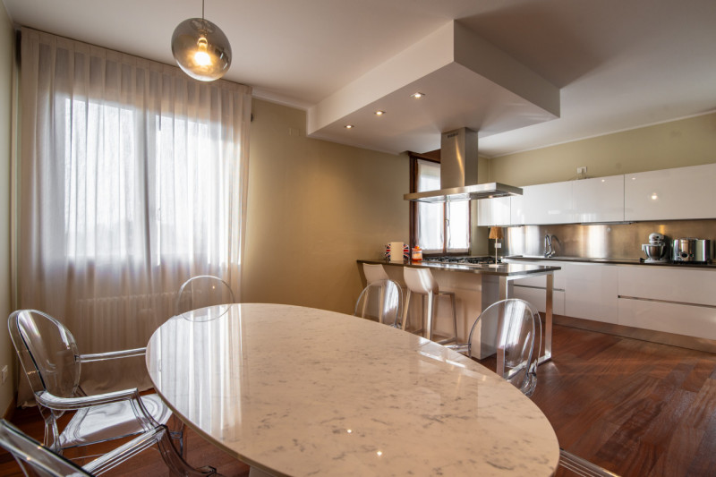 A due passi dal centro di Abano Terme proponiamo in vendita un appartamento duplex elegante e cur...