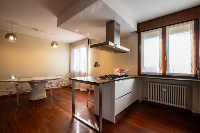 A due passi dal centro di Abano Terme proponiamo in vendita un appartamento duplex elegante e cur...