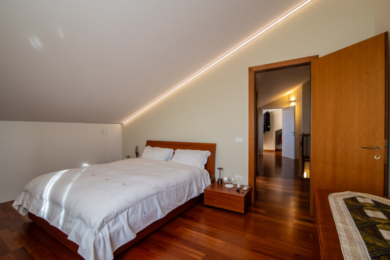 A due passi dal centro di Abano Terme proponiamo in vendita un appartamento duplex elegante e cur...