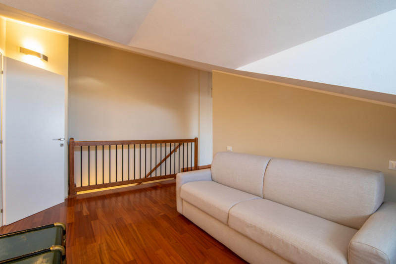 A due passi dal centro di Abano Terme proponiamo in vendita un appartamento duplex elegante e cur...