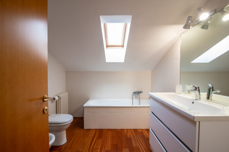 A due passi dal centro di Abano Terme proponiamo in vendita un appartamento duplex elegante e cur...