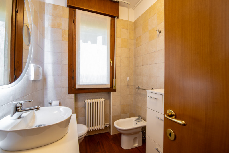 A due passi dal centro di Abano Terme proponiamo in vendita un appartamento duplex elegante e cur...