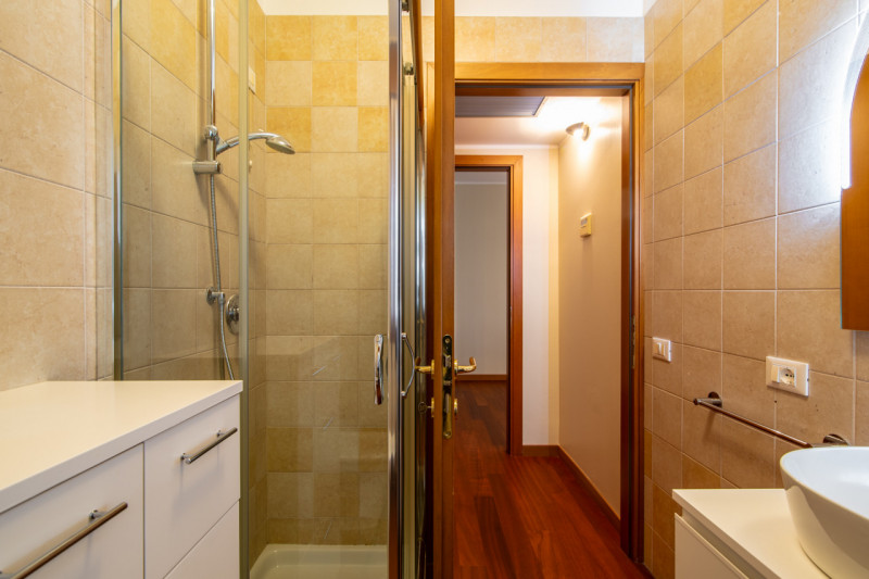 A due passi dal centro di Abano Terme proponiamo in vendita un appartamento duplex elegante e cur...