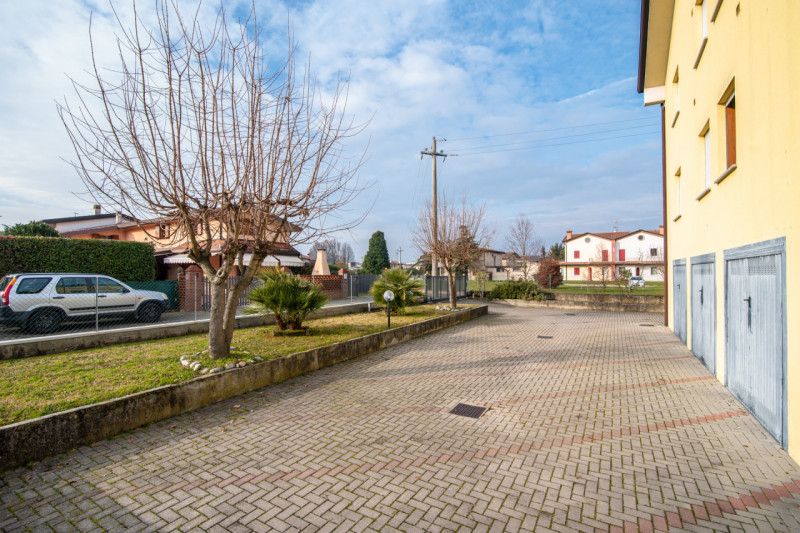 A due passi dal centro di Abano Terme proponiamo in vendita un appartamento duplex elegante e cur...