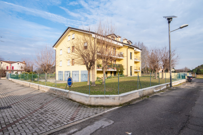 A due passi dal centro di Abano Terme proponiamo in vendita un appartamento duplex elegante e cur...