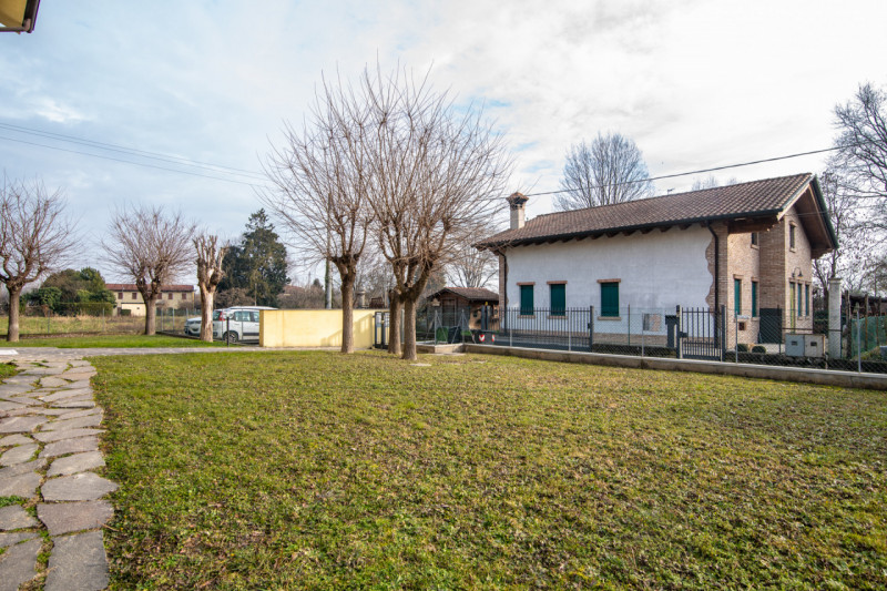 A due passi dal centro di Abano Terme proponiamo in vendita un appartamento duplex elegante e cur...