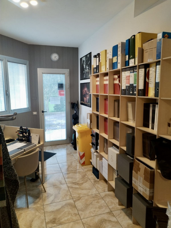 Resana: proponiamo in locazione un ufficio di 30 mq, posto al piano terra e dotato di ingresso in...