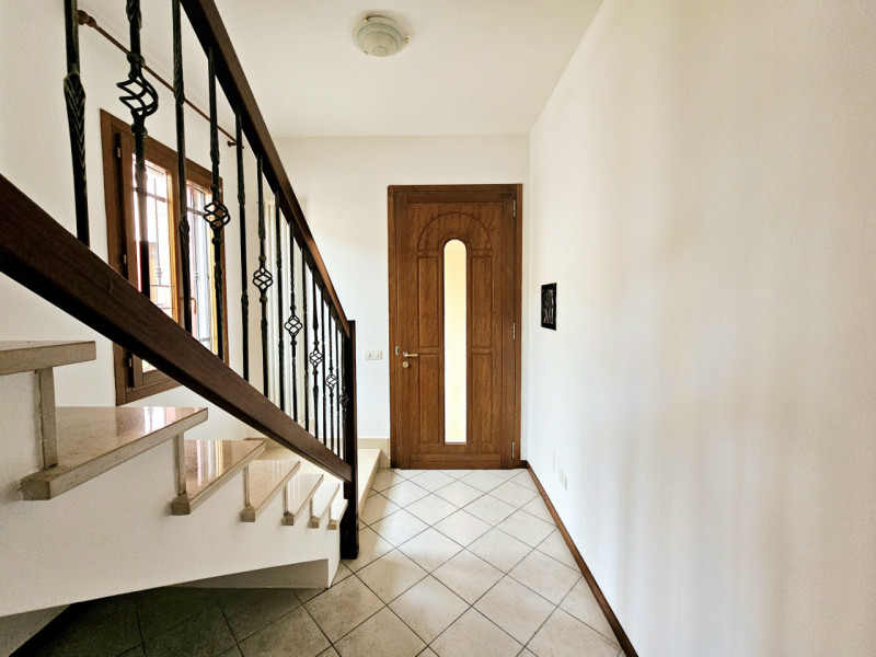 Proponiamo in vendita, nel centro di Villa Estense, bellissimo appartamento su due livelli, all'i...