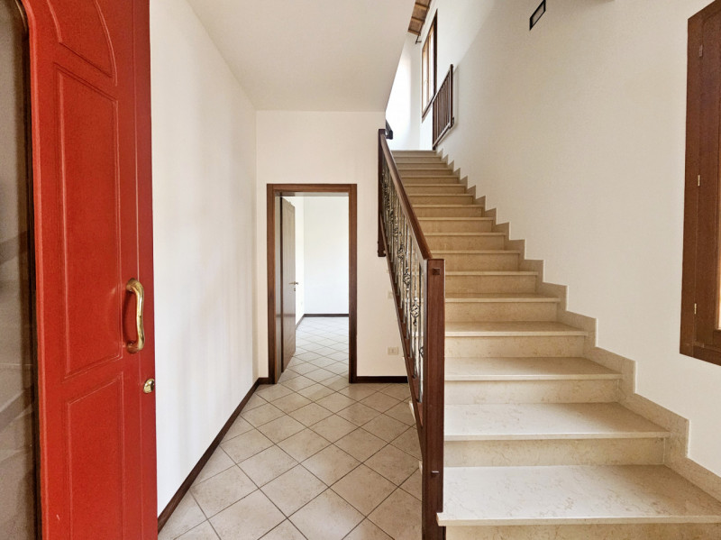 Proponiamo in vendita, nel centro di Villa Estense, bellissimo appartamento su due livelli, all'i...