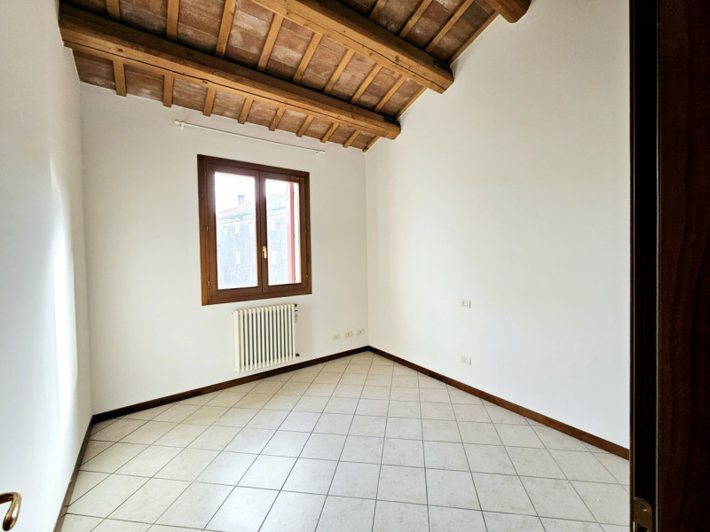 Proponiamo in vendita, nel centro di Villa Estense, bellissimo appartamento su due livelli, all'i...