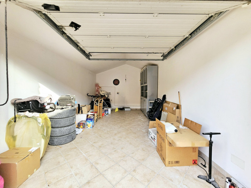 Proponiamo in vendita, nel centro di Villa Estense, bellissimo appartamento su due livelli, all'i...