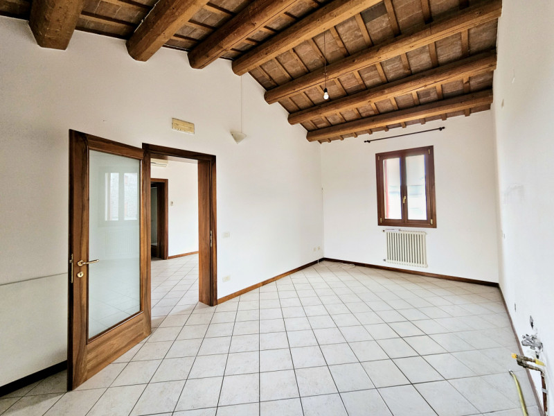 Proponiamo in vendita, nel centro di Villa Estense, bellissimo appartamento su due livelli, all'i...