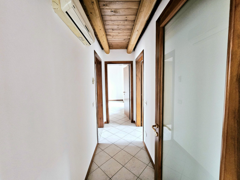 Proponiamo in vendita, nel centro di Villa Estense, bellissimo appartamento su due livelli, all'i...