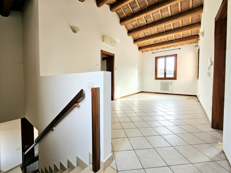 Proponiamo in vendita, nel centro di Villa Estense, bellissimo appartamento su due livelli, all'i...