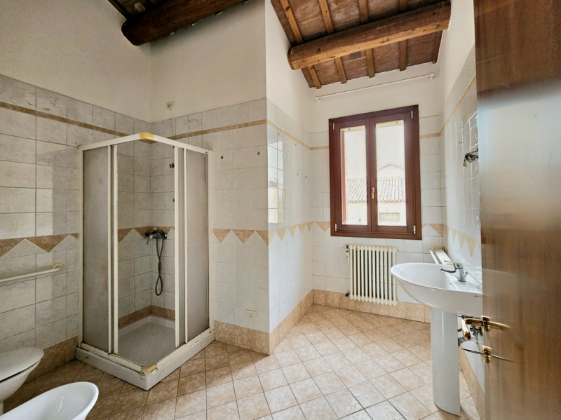 Proponiamo in vendita, nel centro di Villa Estense, bellissimo appartamento su due livelli, all'i...