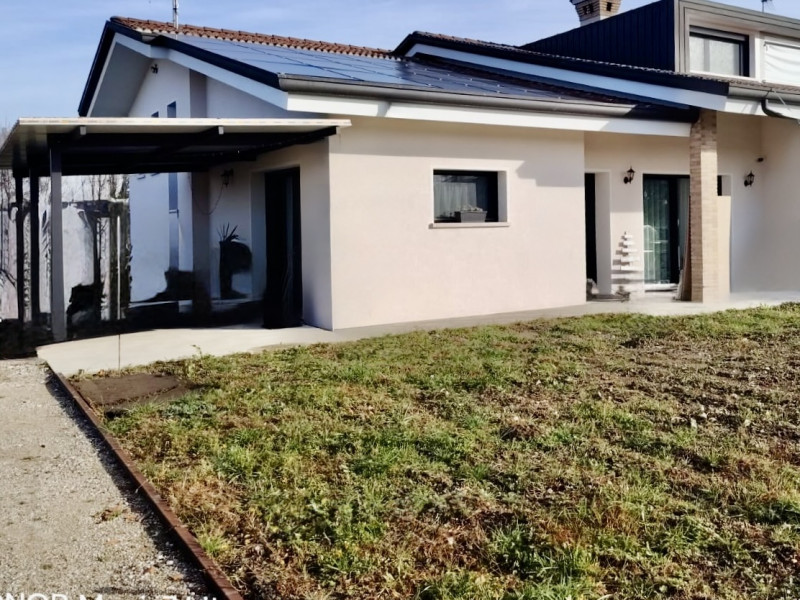 (Per INFO 3316190143) Scopri questa splendida bifamiliare situata nel cuore di Loreggia, un comun...