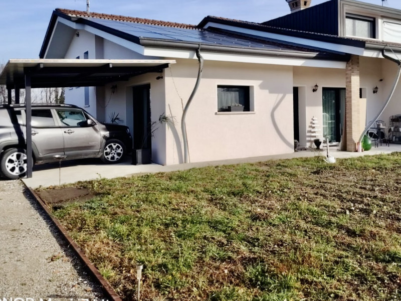 (Per INFO 3316190143) Scopri questa splendida bifamiliare situata nel cuore di Loreggia, un comun...