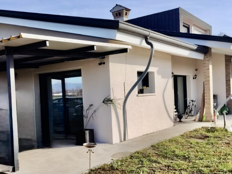 (Per INFO 3316190143) Scopri questa splendida bifamiliare situata nel cuore di Loreggia, un comun...